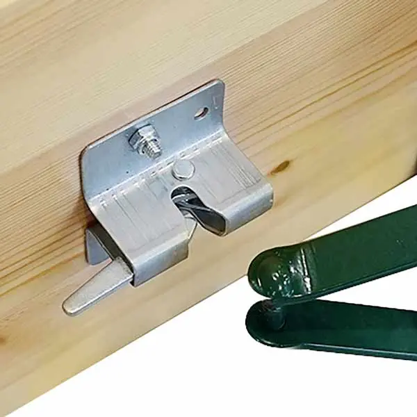 Le loquet de sécurité bloque les pieds en position d'usage