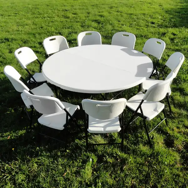 la table ronde pliante peut être associée à un ensemble de chaises blanches