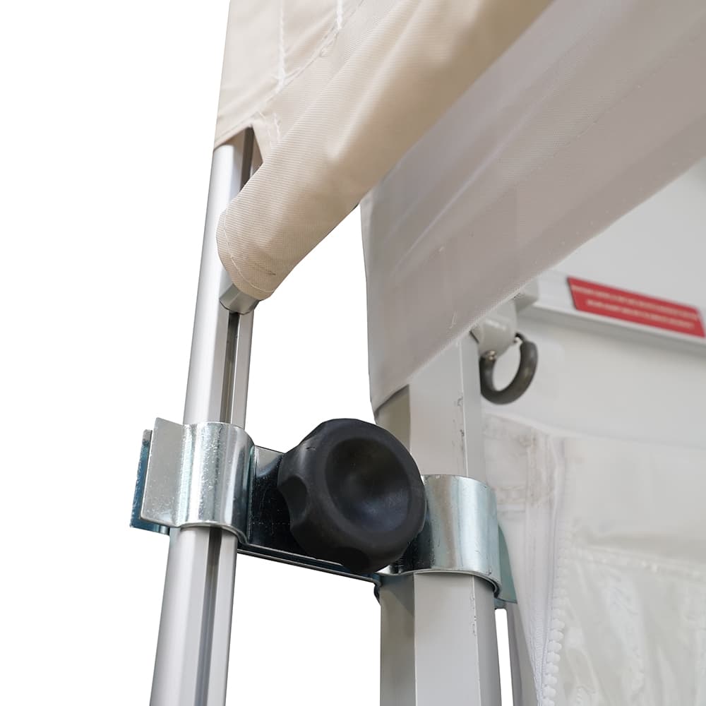 Mât ajustable en hauteur et maintenu grâce à des connecteurs adaptés