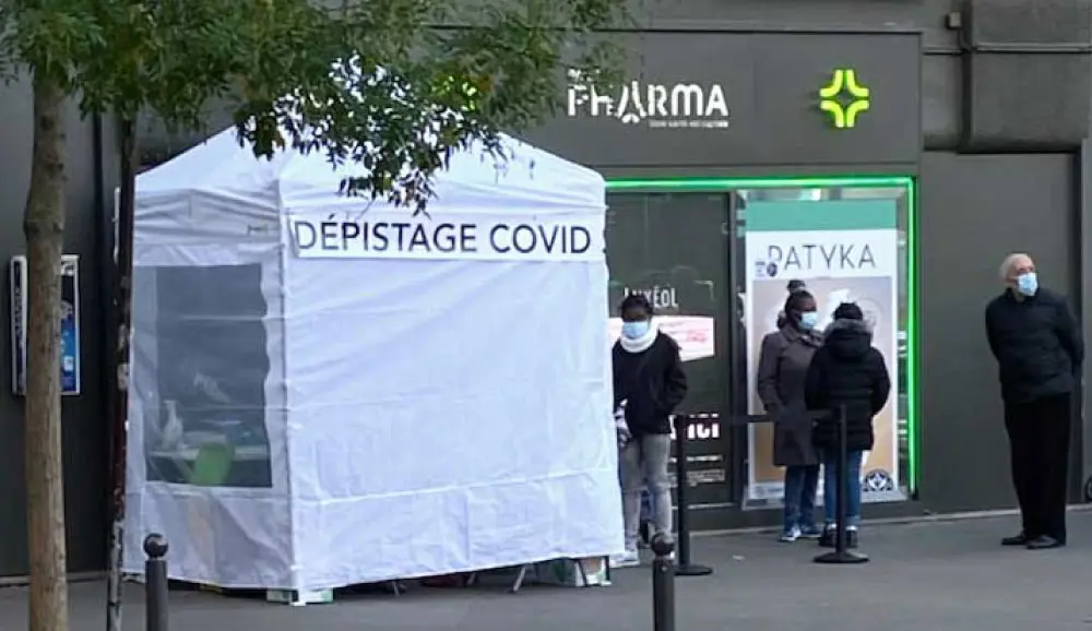 Tente de dépistage devant une pharmacie