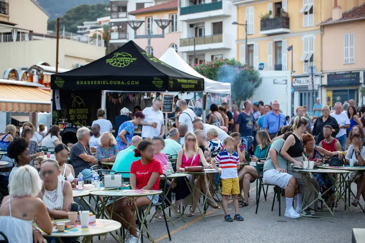 Stand buvette avec impression pendant un événement avec la foule autour