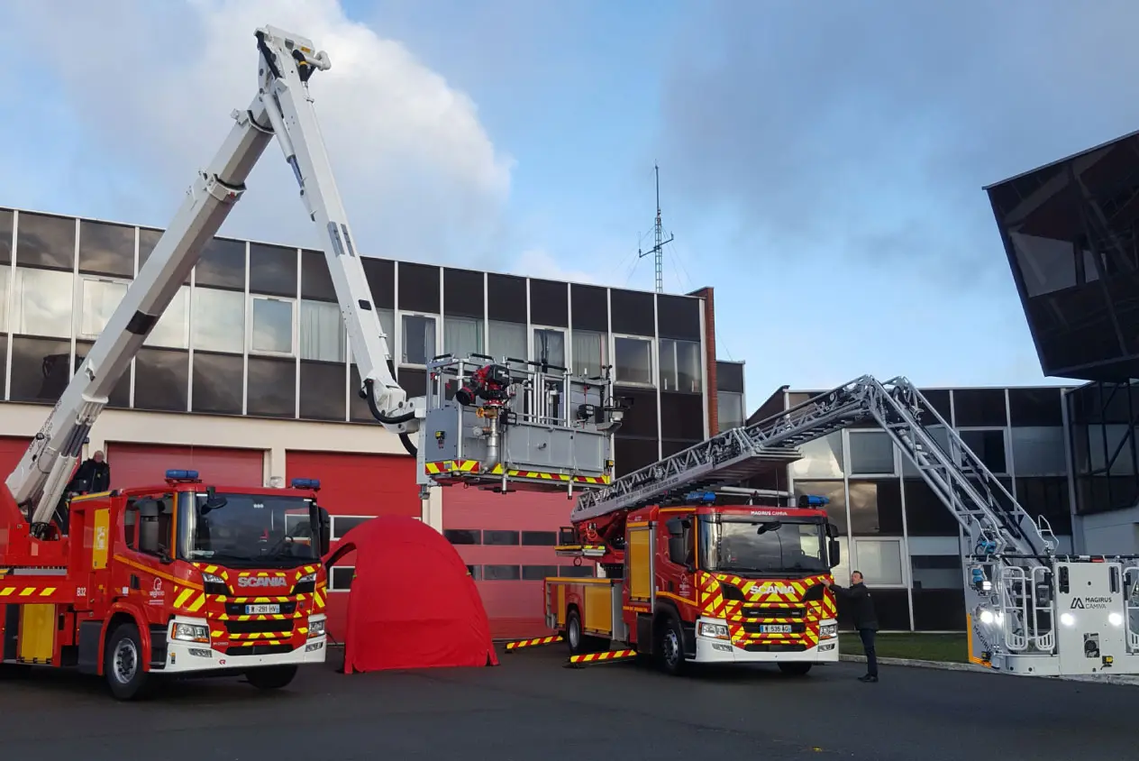 Caserne de pompier avec des camions et une tente gonflable