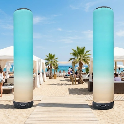 Deux colonnes gonflables imprimés à l'entrée d'un club de plage