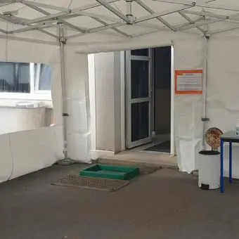 Barnum pliant à l'entrée d'un centre de dépistage
