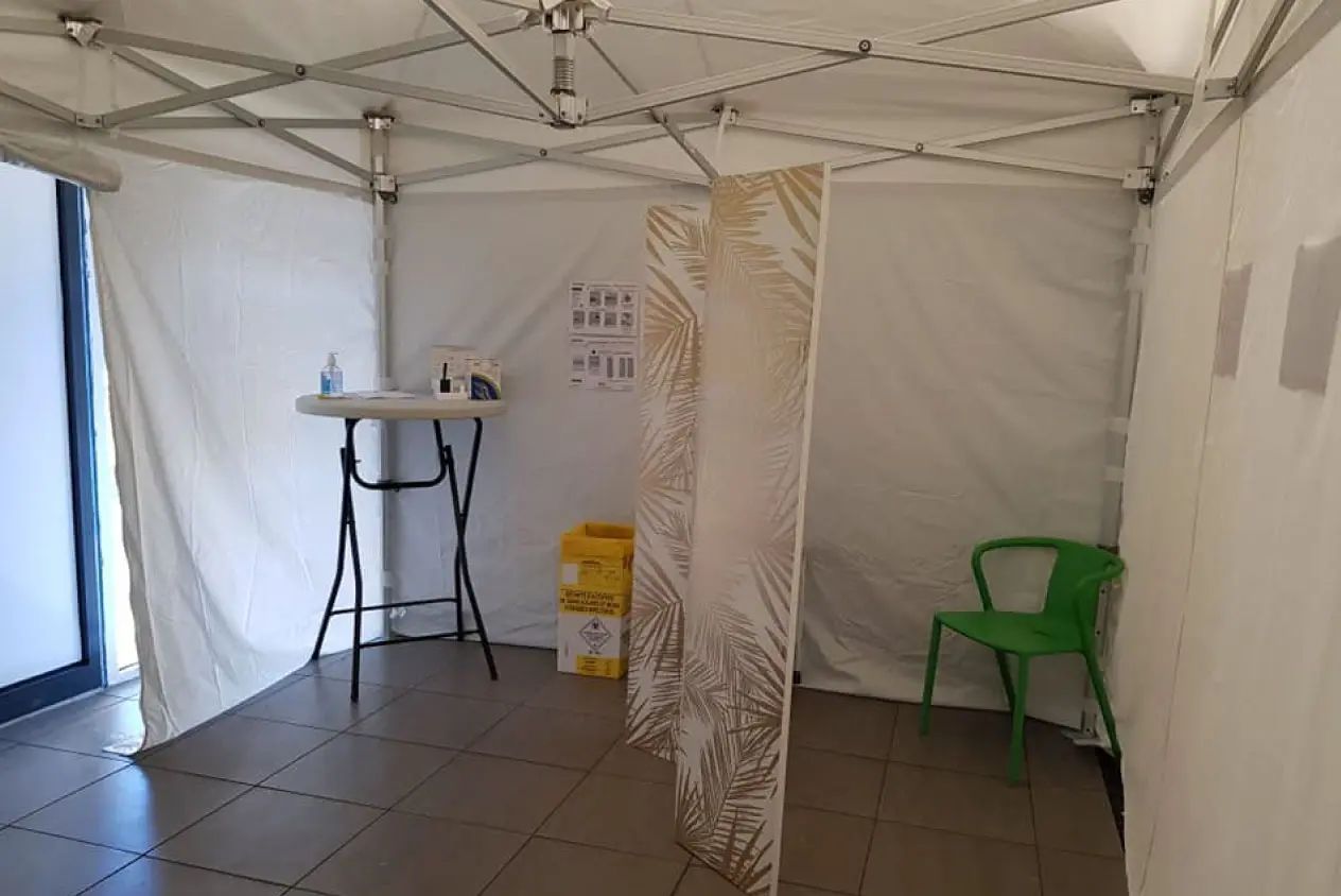 Espace de dépistage sous une tente pliante