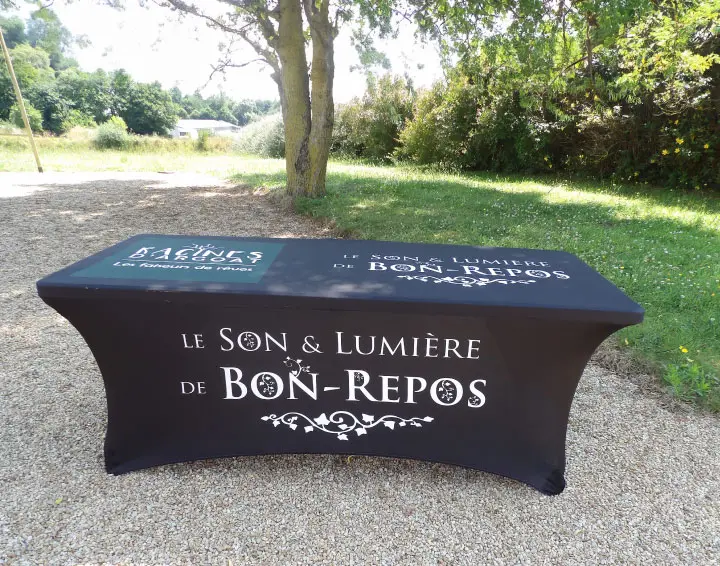Table pliante avec une housse imprimée