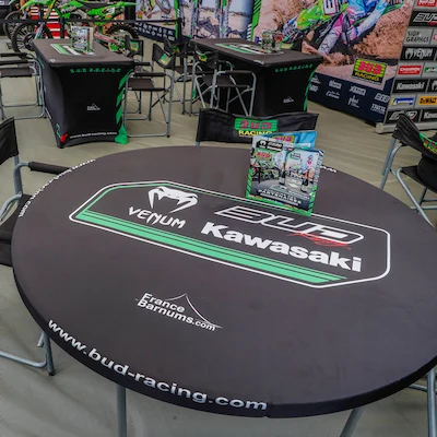 Housser de table imprimée dans un espace sponsor d'un stand de motocross