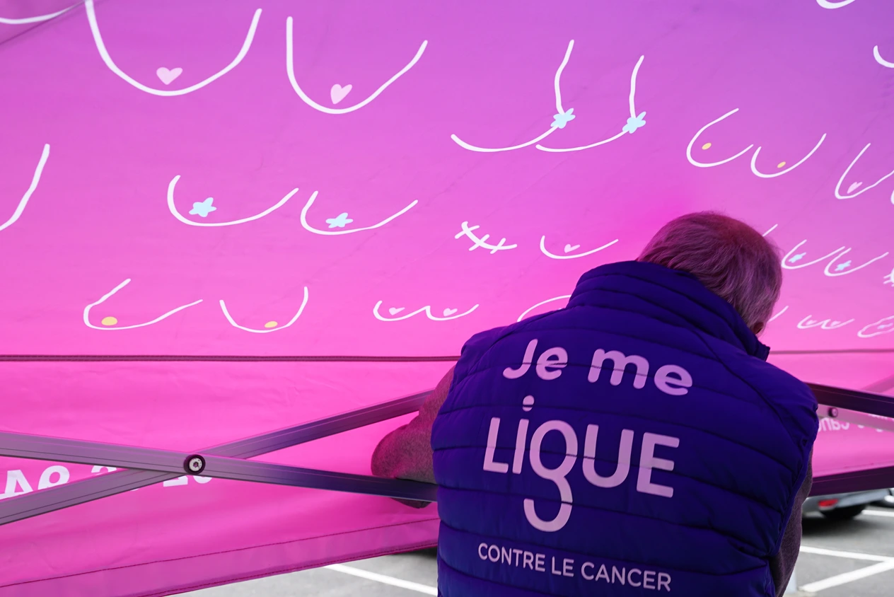 Installation du barnum Octobre Rose par un bénévole