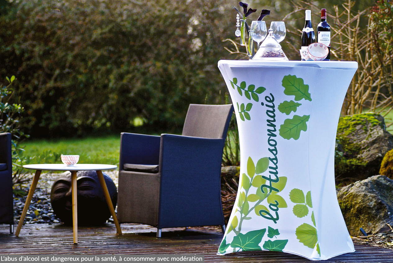 Mange-debout avec housse imprimée sur une terrasse