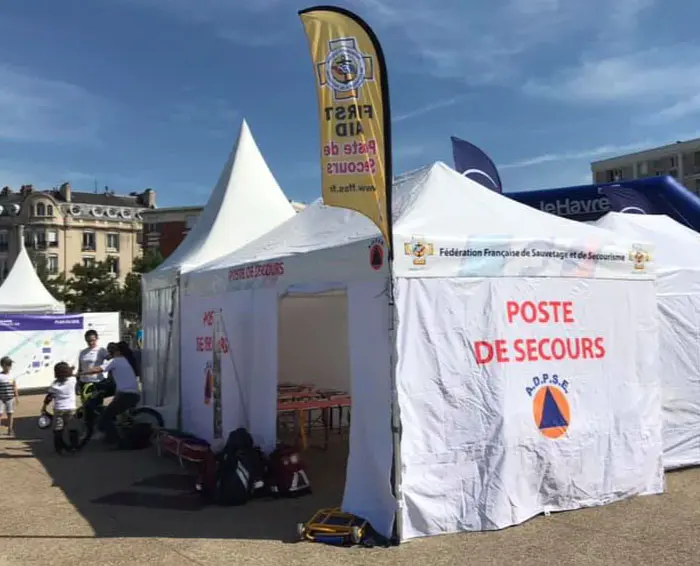 Barnum pliant et oriflamme pour signaler un poste de secours