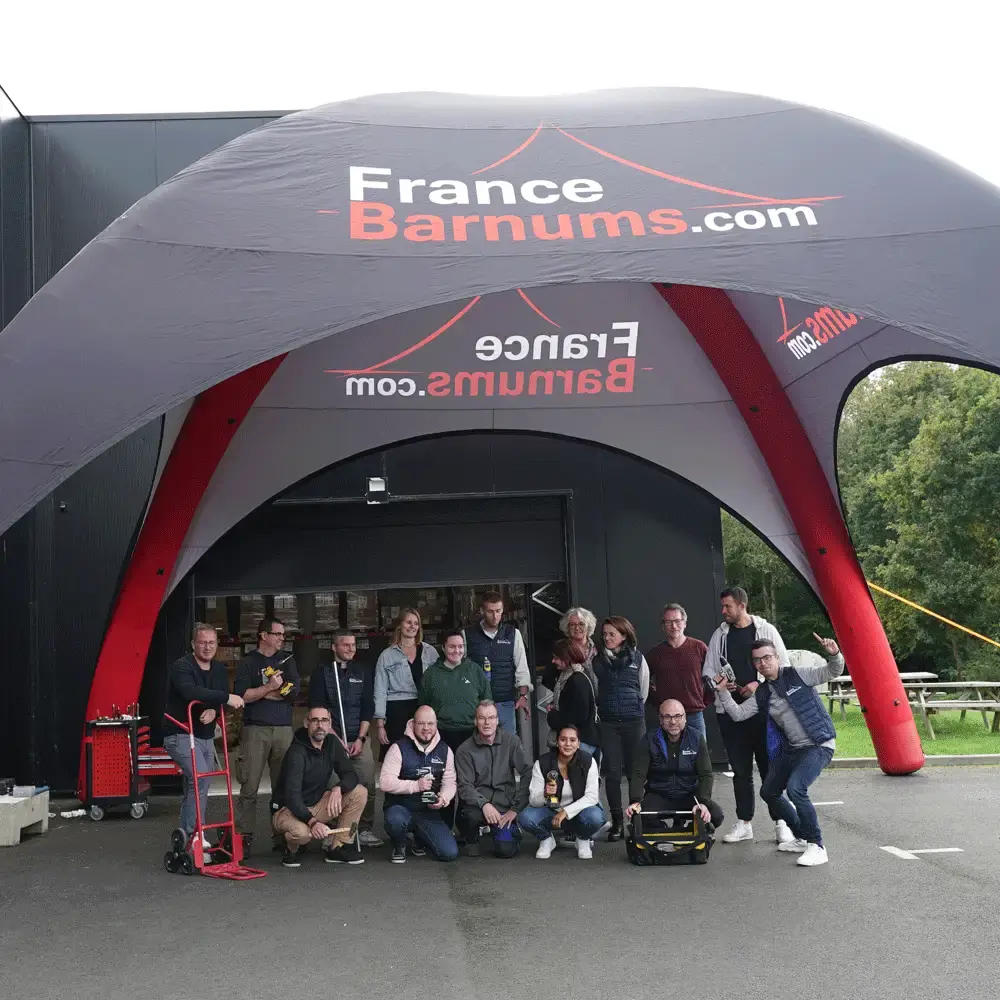 L'équipe de France Barnums posant sous une tente gonflable lors de la journée de la réparation