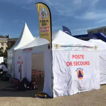 Tente pliante poste de secours en ville
