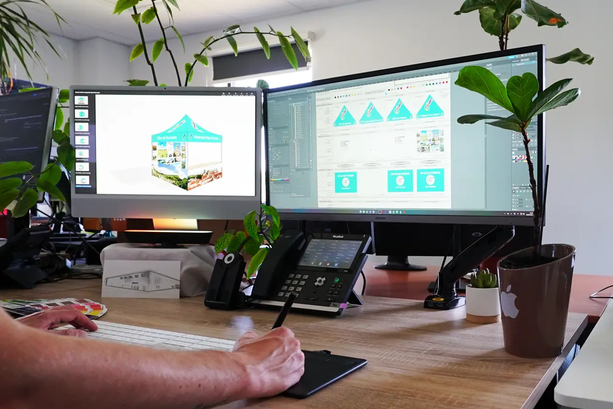 Ecran d'ordinateur dans un studio graphique pour personnaliser un barnum