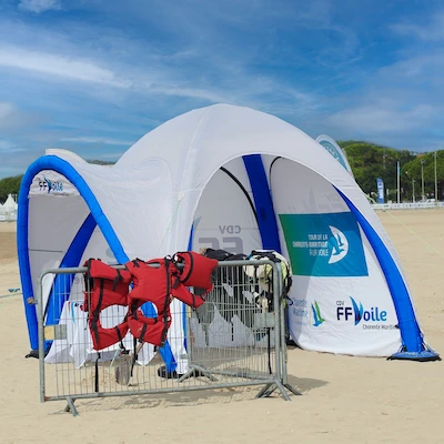 une tente gonflable de la fédération de voile sur une plage