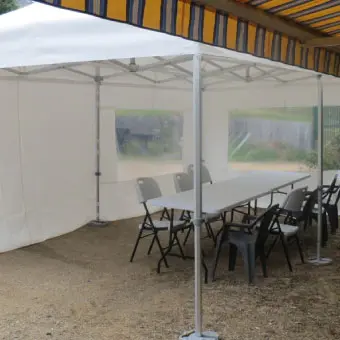 Mobilier pliant sous une tente de dépistage