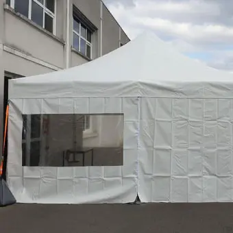 Tente pliante avec fenêtre transparente à l'entrée d'un centre dépistage