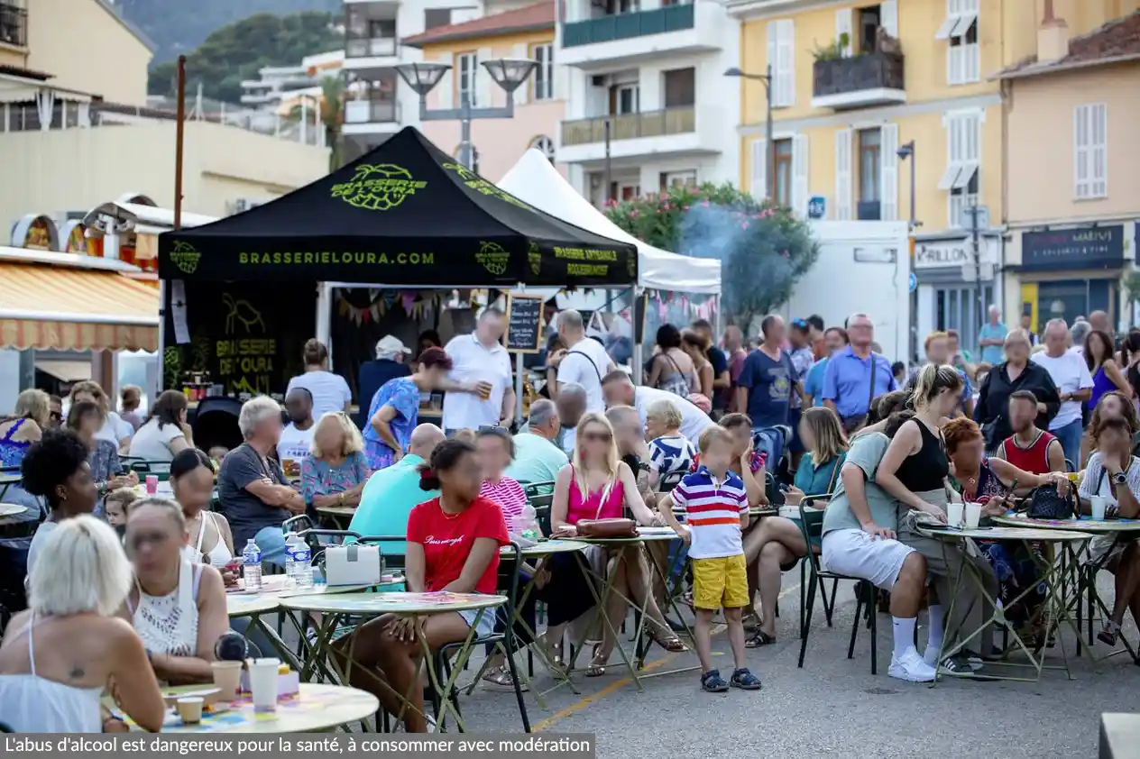 Stand buvette avec impression pendant un événement avec la foule autour