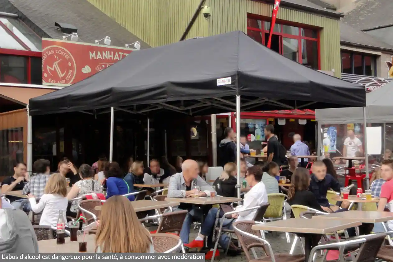 Barnum pliant abritant des personnes sur une terrasse de bar