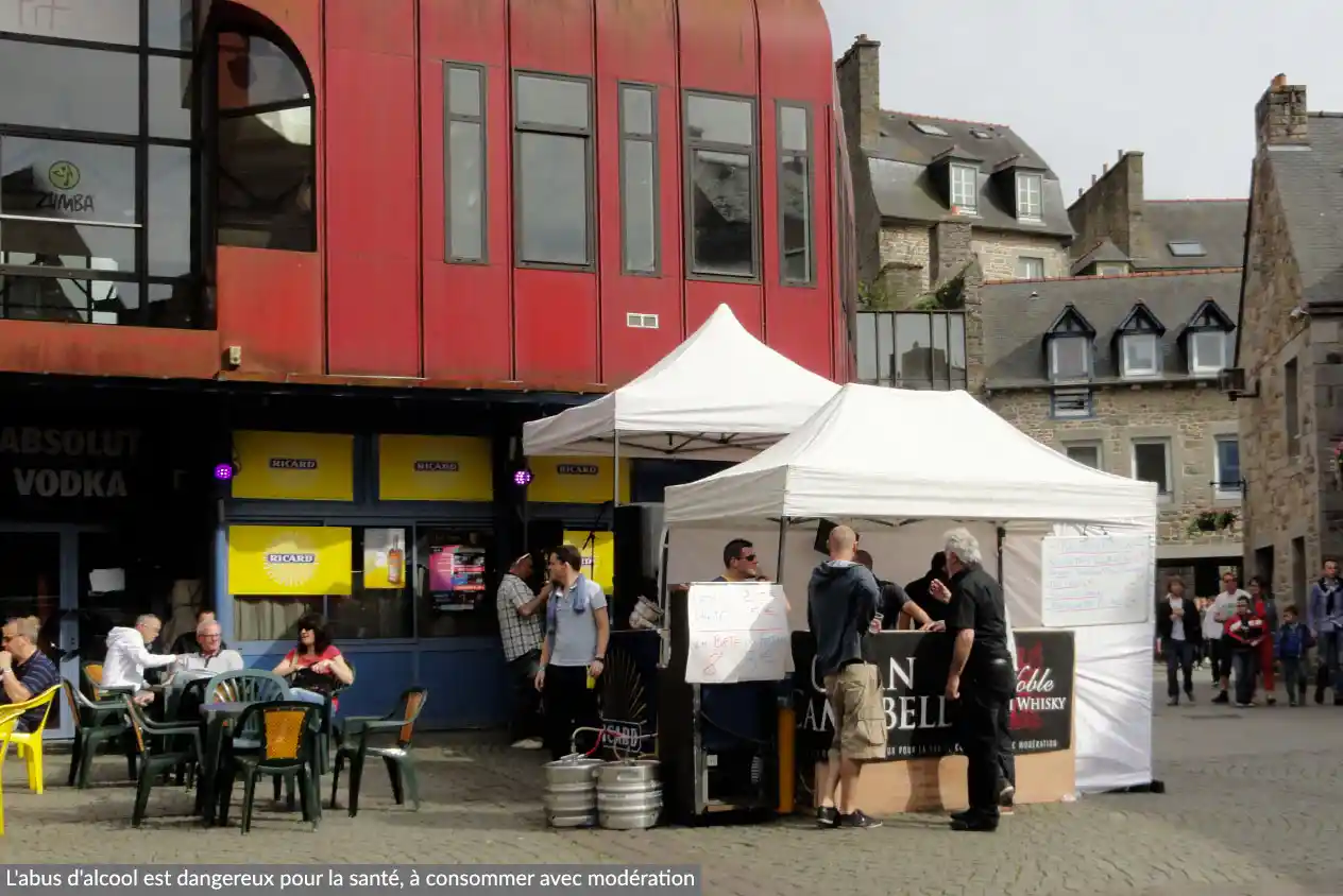 Stand buvette devant un bar